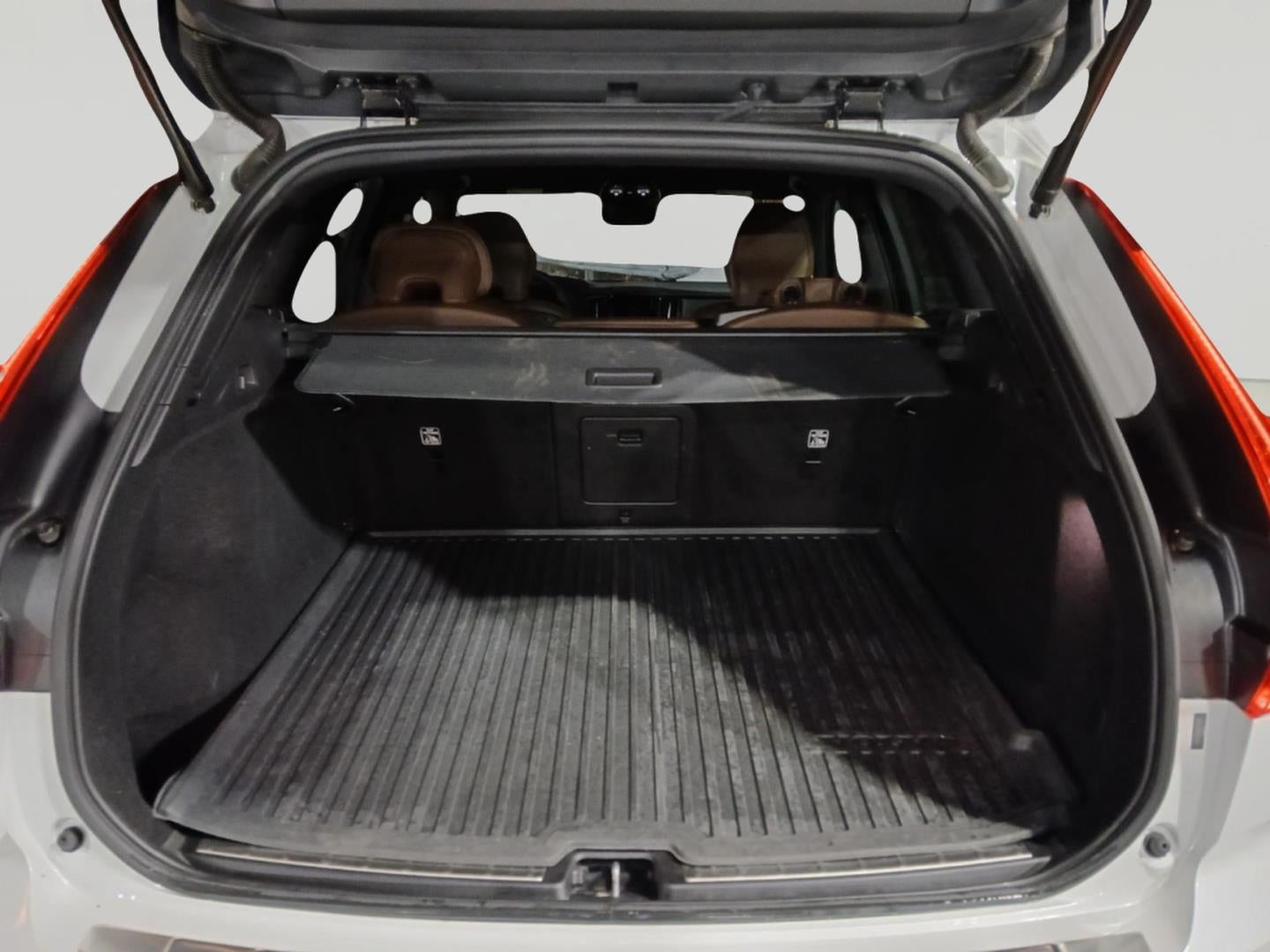 2023 Volvo XC60 Plus Dark Theme