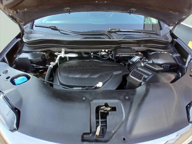 2022 Honda Pilot Touring w/Rear Captain's Chairs