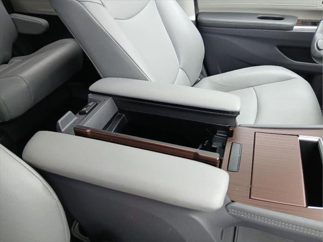 2024 Toyota SIENNA XLE MINIVAN