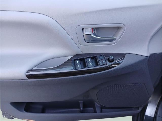 2017 Toyota SIENNA XLE 3.5L XLE 8-Passenger