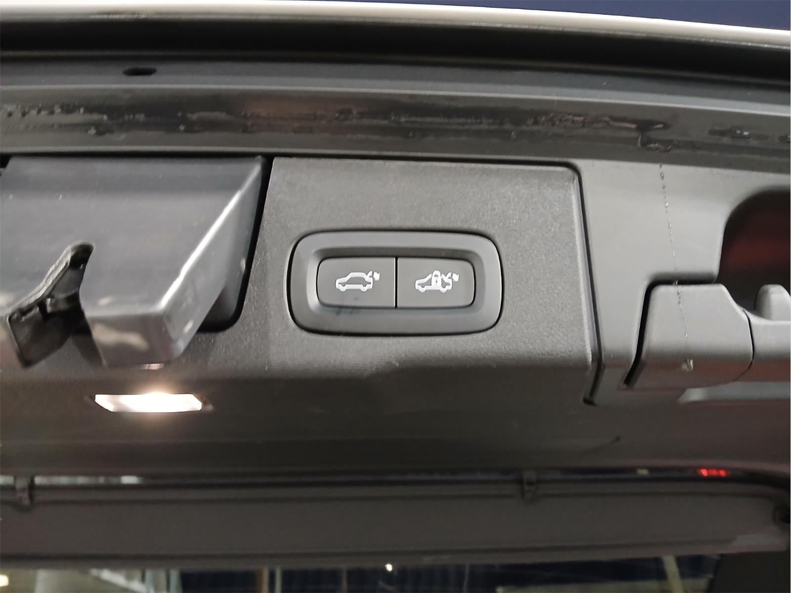 2023 Volvo XC60 Plus Dark Theme