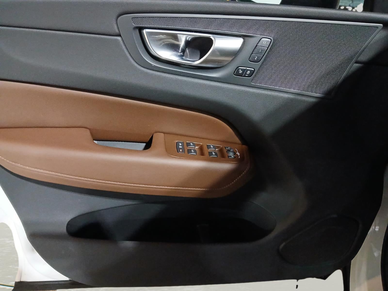 2023 Volvo XC60 Plus Dark Theme