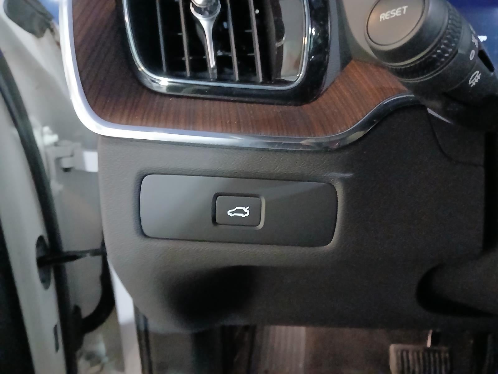 2023 Volvo XC60 Plus Dark Theme