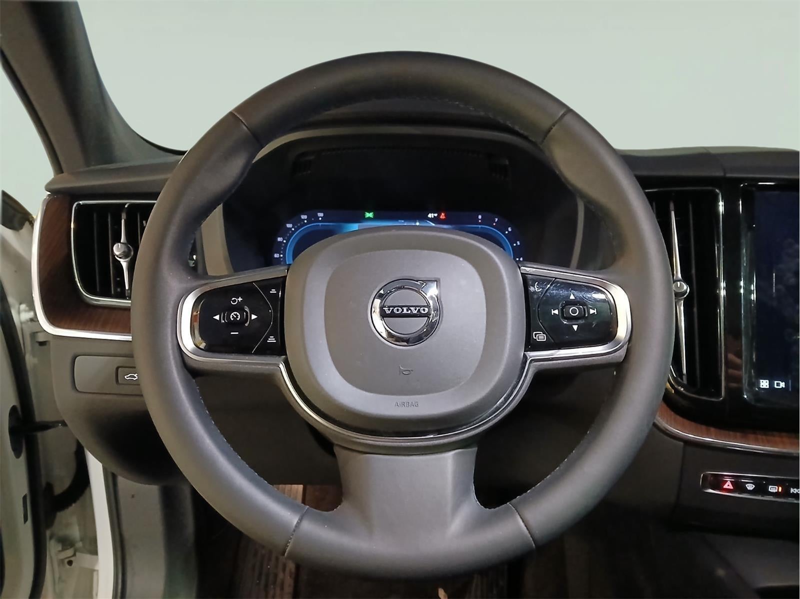 2023 Volvo XC60 Plus Dark Theme