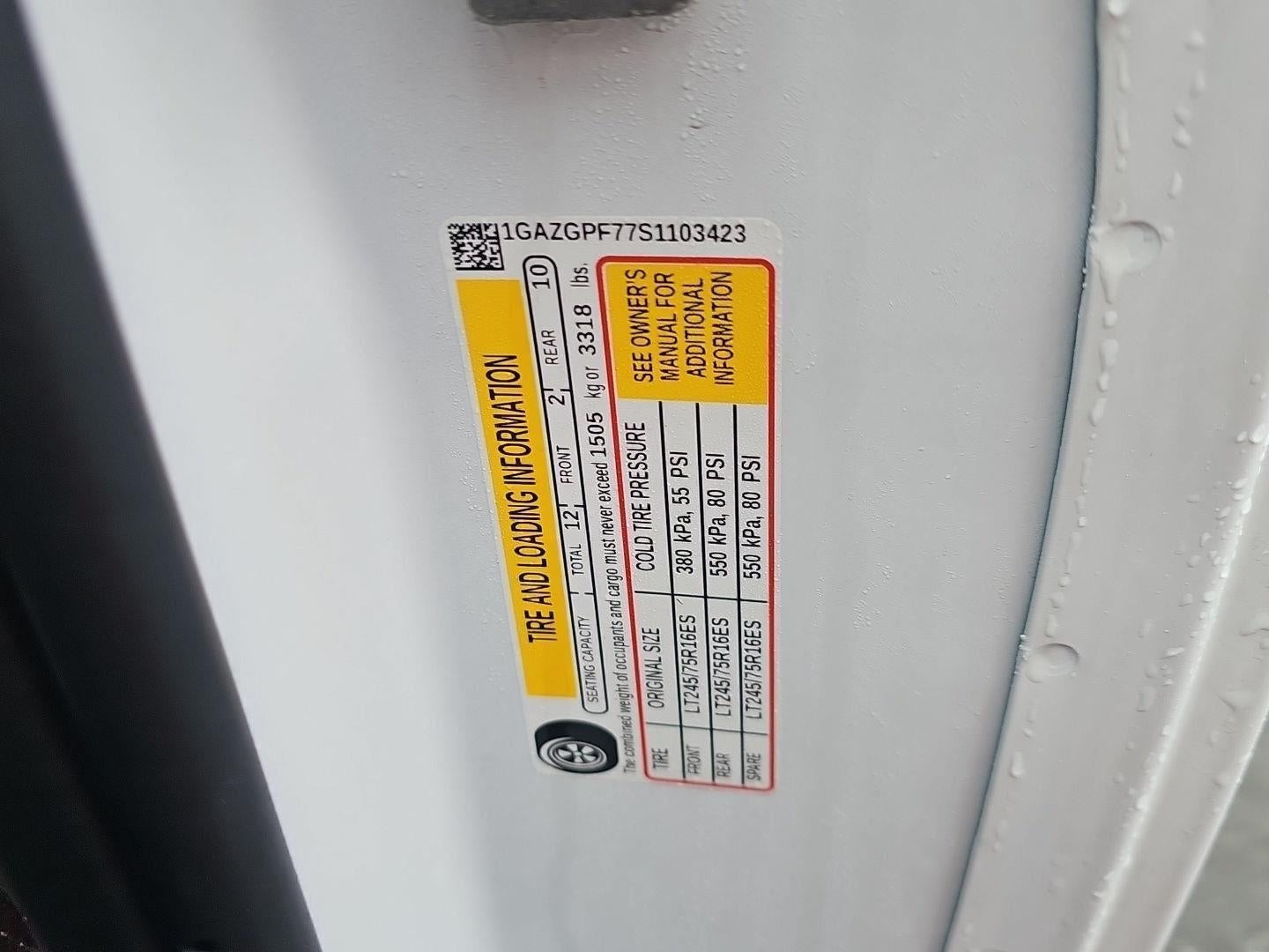 2025 Chevrolet Express Passenger 1LT