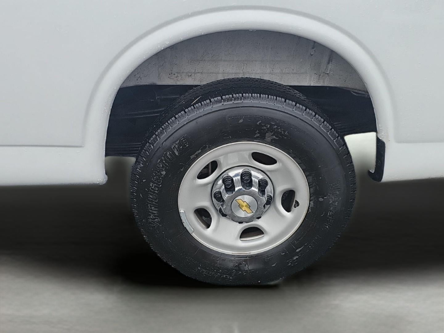 2025 Chevrolet Express Passenger 1LT