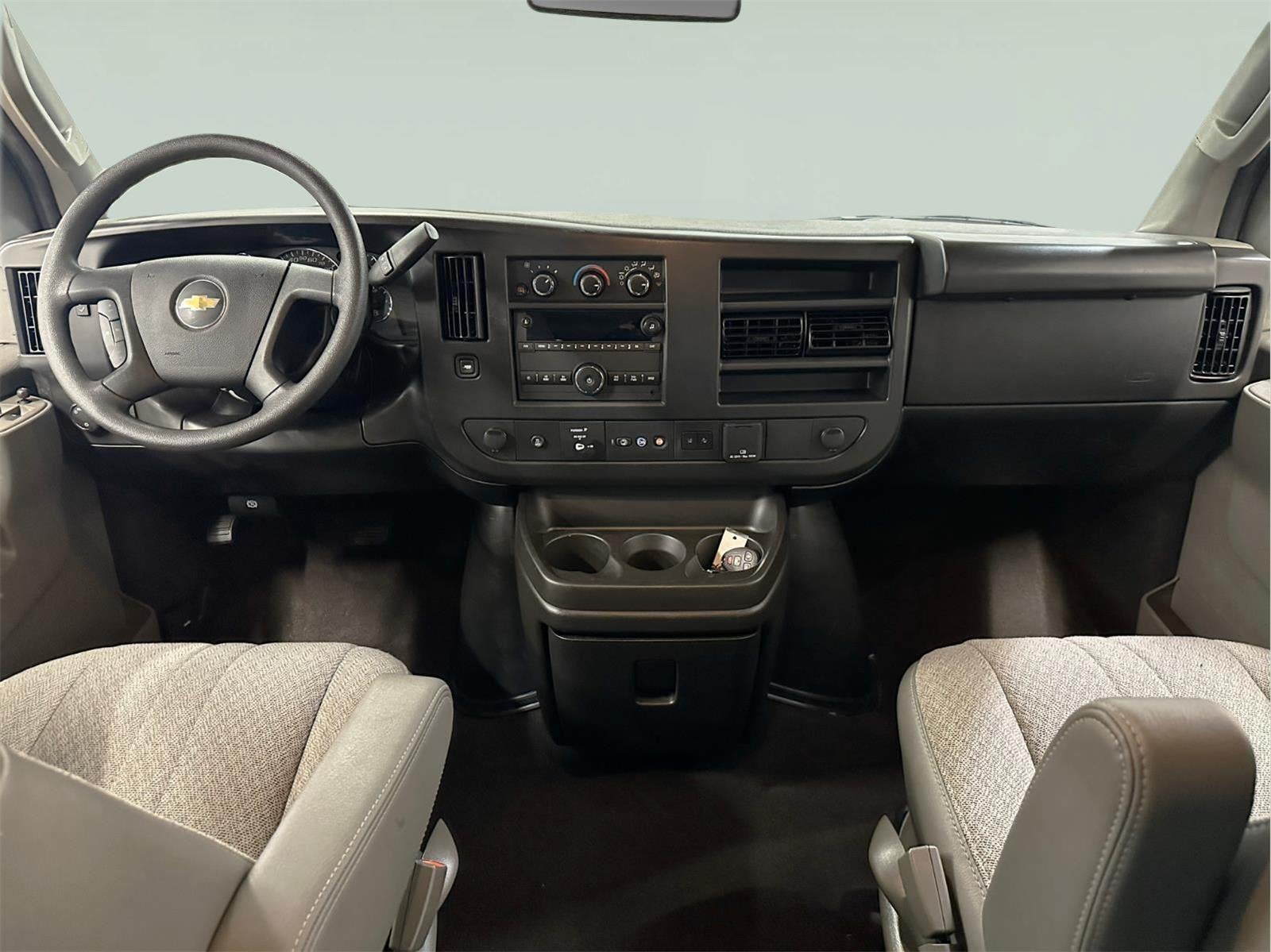 2025 Chevrolet Express Passenger 3500 1LT