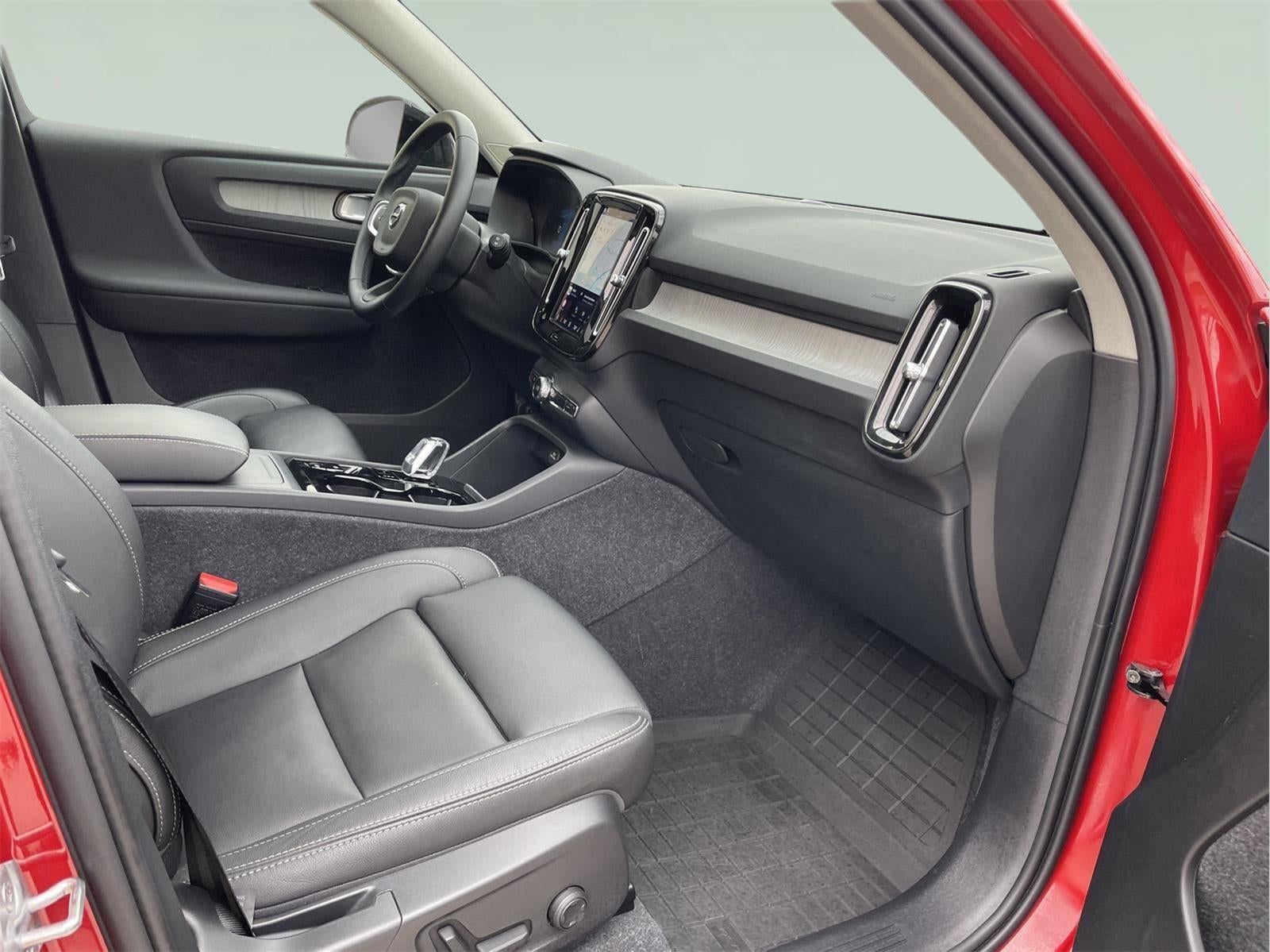 2024 Volvo XC40 Plus Dark Theme