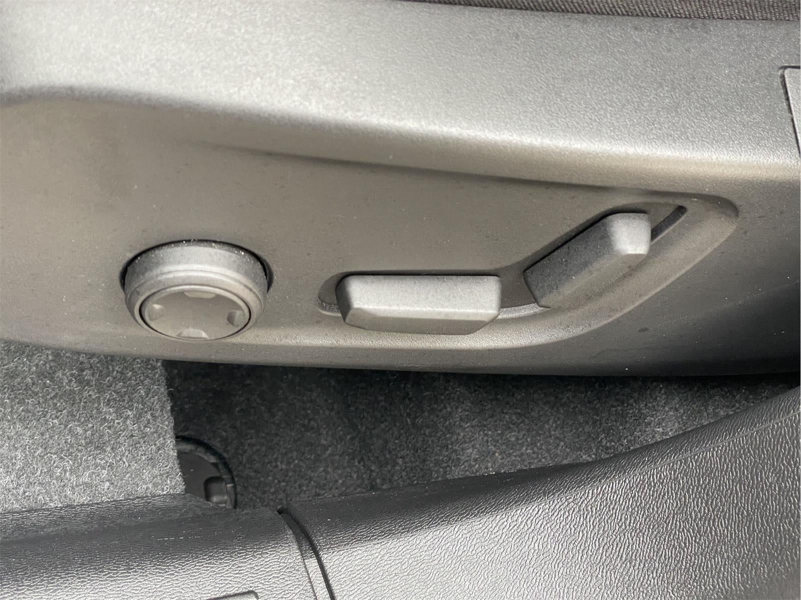 2024 Volvo XC40 Plus Dark Theme