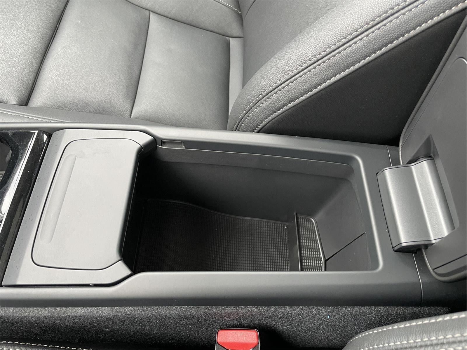 2024 Volvo XC40 Plus Dark Theme